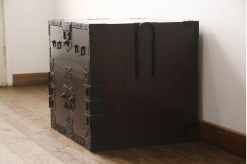 船箪笥を綺麗に再生!高品質リペアを施し、金具を補修、鍵を制作。殺虫のために燻蒸作業。
