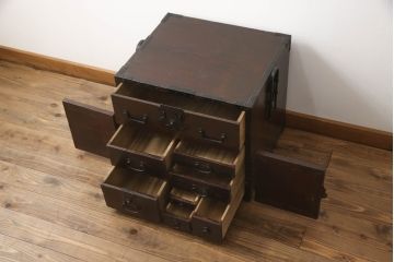 船箪笥を綺麗に再生!高品質リペアを施し、金具を補修、鍵を制作。殺虫のために燻蒸作業。