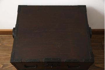 船箪笥を綺麗に再生!高品質リペアを施し、金具を補修、鍵を制作。殺虫のために燻蒸作業。