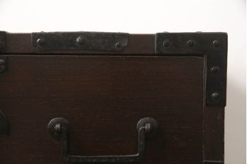 船箪笥を綺麗に再生!高品質リペアを施し、金具を補修、鍵を制作。殺虫のために燻蒸作業。