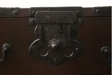 船箪笥を綺麗に再生!高品質リペアを施し、金具を補修、鍵を制作。殺虫のために燻蒸作業。