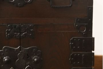 船箪笥を綺麗に再生!高品質リペアを施し、金具を補修、鍵を制作。殺虫のために燻蒸作業。