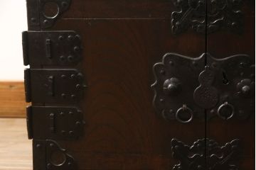 船箪笥を綺麗に再生!高品質リペアを施し、金具を補修、鍵を制作。殺虫のために燻蒸作業。