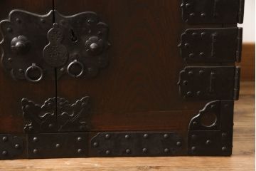 船箪笥を綺麗に再生!高品質リペアを施し、金具を補修、鍵を制作。殺虫のために燻蒸作業。