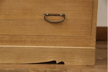 3段重ね桐箪笥を綺麗に再生!既存の砥の粉を洗浄後に蜜蝋ワックスで木地仕上げ。