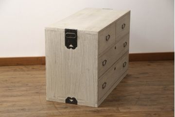 3段重ね桐箪笥を2つのローチェストにリメイク!中段は幅を小さく加工。1段目の引き出しを2分割し、新たに仕切りを追加。中段の下2段と下段の引き出しをフラップダウン仕様に。どちらとも側面に持ち手の取り付け。