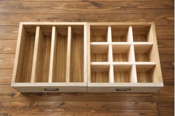 3段重ね桐箪笥を2つのローチェストにリメイク!中段は幅を小さく加工。1段目の引き出しを2分割し、新たに仕切りを追加。中段の下2段と下段の引き出しをフラップダウン仕様に。どちらとも側面に持ち手の取り付け。