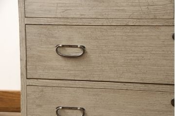 3段重ね桐箪笥を2つのローチェストにリメイク!中段は幅を小さく加工。1段目の引き出しを2分割し、新たに仕切りを追加。中段の下2段と下段の引き出しをフラップダウン仕様に。どちらとも側面に持ち手の取り付け。