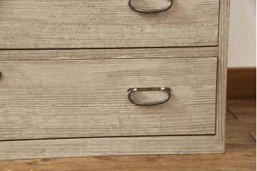 3段重ね桐箪笥を2つのローチェストにリメイク!中段は幅を小さく加工。1段目の引き出しを2分割し、新たに仕切りを追加。中段の下2段と下段の引き出しをフラップダウン仕様に。どちらとも側面に持ち手の取り付け。