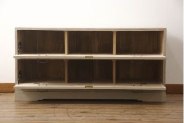 3段重ね桐箪笥を2つのローチェストにリメイク!中段は幅を小さく加工。1段目の引き出しを2分割し、新たに仕切りを追加。中段の下2段と下段の引き出しをフラップダウン仕様に。どちらとも側面に持ち手の取り付け。