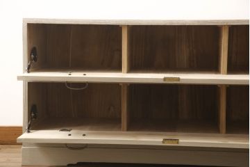 3段重ね桐箪笥を2つのローチェストにリメイク!中段は幅を小さく加工。1段目の引き出しを2分割し、新たに仕切りを追加。中段の下2段と下段の引き出しをフラップダウン仕様に。どちらとも側面に持ち手の取り付け。