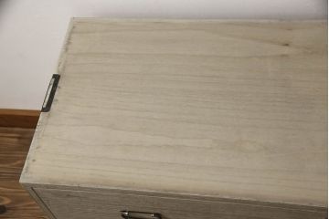 3段重ね桐箪笥を2つのローチェストにリメイク!中段は幅を小さく加工。1段目の引き出しを2分割し、新たに仕切りを追加。中段の下2段と下段の引き出しをフラップダウン仕様に。どちらとも側面に持ち手の取り付け。