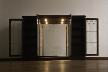 食器棚を収納棚とサイドボードにリメイク!上段はオーク材の天板と台輪を取り付け、照明をLEDに変更。下段は上段の天板を移設・表面にオーク材の突板を張り替え。