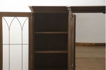 食器棚を収納棚とサイドボードにリメイク!上段はオーク材の天板と台輪を取り付け、照明をLEDに変更。下段は上段の天板を移設・表面にオーク材の突板を張り替え。