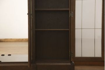 食器棚を収納棚とサイドボードにリメイク!上段はオーク材の天板と台輪を取り付け、照明をLEDに変更。下段は上段の天板を移設・表面にオーク材の突板を張り替え。