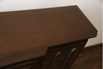 食器棚を収納棚とサイドボードにリメイク!上段はオーク材の天板と台輪を取り付け、照明をLEDに変更。下段は上段の天板を移設・表面にオーク材の突板を張り替え。