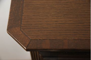 食器棚を収納棚とサイドボードにリメイク!上段はオーク材の天板と台輪を取り付け、照明をLEDに変更。下段は上段の天板を移設・表面にオーク材の突板を張り替え。