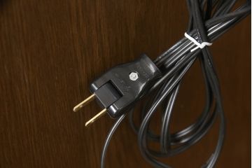 食器棚を収納棚とサイドボードにリメイク!上段はオーク材の天板と台輪を取り付け、照明をLEDに変更。下段は上段の天板を移設・表面にオーク材の突板を張り替え。