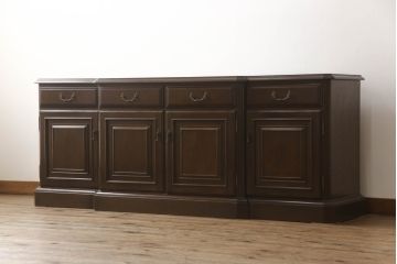 食器棚を収納棚とサイドボードにリメイク!上段はオーク材の天板と台輪を取り付け、照明をLEDに変更。下段は上段の天板を移設・表面にオーク材の突板を張り替え。