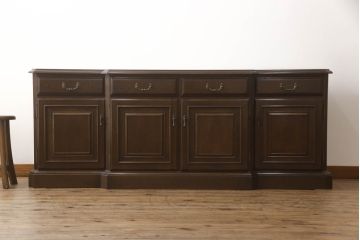 食器棚を収納棚とサイドボードにリメイク!上段はオーク材の天板と台輪を取り付け、照明をLEDに変更。下段は上段の天板を移設・表面にオーク材の突板を張り替え。
