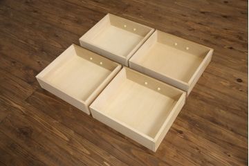 食器棚を収納棚とサイドボードにリメイク!上段はオーク材の天板と台輪を取り付け、照明をLEDに変更。下段は上段の天板を移設・表面にオーク材の突板を張り替え。
