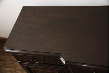 食器棚を収納棚とサイドボードにリメイク!上段はオーク材の天板と台輪を取り付け、照明をLEDに変更。下段は上段の天板を移設・表面にオーク材の突板を張り替え。
