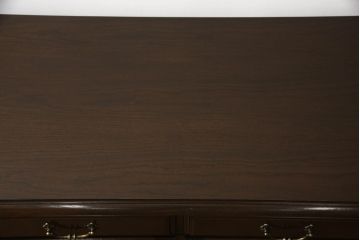 食器棚を収納棚とサイドボードにリメイク!上段はオーク材の天板と台輪を取り付け、照明をLEDに変更。下段は上段の天板を移設・表面にオーク材の突板を張り替え。