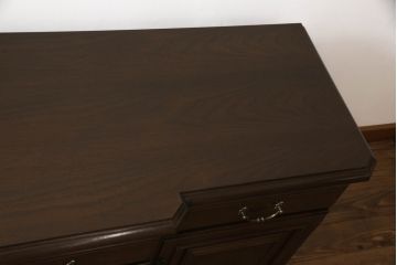 食器棚を収納棚とサイドボードにリメイク!上段はオーク材の天板と台輪を取り付け、照明をLEDに変更。下段は上段の天板を移設・表面にオーク材の突板を張り替え。