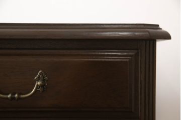 食器棚を収納棚とサイドボードにリメイク!上段はオーク材の天板と台輪を取り付け、照明をLEDに変更。下段は上段の天板を移設・表面にオーク材の突板を張り替え。