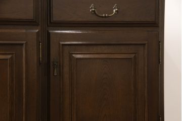 食器棚を収納棚とサイドボードにリメイク!上段はオーク材の天板と台輪を取り付け、照明をLEDに変更。下段は上段の天板を移設・表面にオーク材の突板を張り替え。
