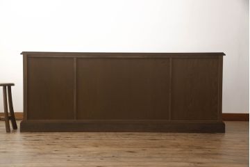 食器棚を収納棚とサイドボードにリメイク!上段はオーク材の天板と台輪を取り付け、照明をLEDに変更。下段は上段の天板を移設・表面にオーク材の突板を張り替え。