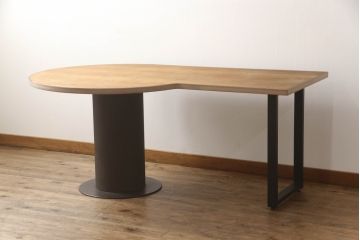 テーブルを使いやすくリメイク!天板を剥離し色ムラを取り除いて埋木。収納棚を撤去し、新たに脚を取り付け。
