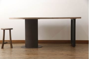 テーブルを使いやすくリメイク!天板を剥離し色ムラを取り除いて埋木。収納棚を撤去し、新たに脚を取り付け。