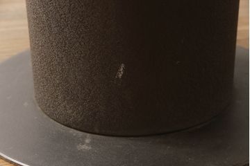 テーブルを使いやすくリメイク!天板を剥離し色ムラを取り除いて埋木。収納棚を撤去し、新たに脚を取り付け。