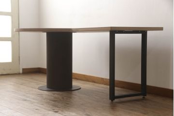 テーブルを使いやすくリメイク!天板を剥離し色ムラを取り除いて埋木。収納棚を撤去し、新たに脚を取り付け。