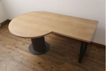 テーブルを使いやすくリメイク!天板を剥離し色ムラを取り除いて埋木。収納棚を撤去し、新たに脚を取り付け。