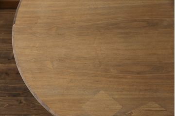 テーブルを使いやすくリメイク!天板を剥離し色ムラを取り除いて埋木。収納棚を撤去し、新たに脚を取り付け。