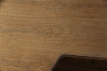 テーブルを使いやすくリメイク!天板を剥離し色ムラを取り除いて埋木。収納棚を撤去し、新たに脚を取り付け。