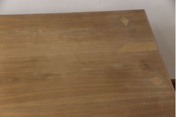 テーブルを使いやすくリメイク!天板を剥離し色ムラを取り除いて埋木。収納棚を撤去し、新たに脚を取り付け。