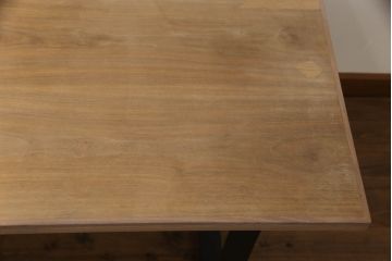 テーブルを使いやすくリメイク!天板を剥離し色ムラを取り除いて埋木。収納棚を撤去し、新たに脚を取り付け。