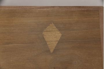 テーブルを使いやすくリメイク!天板を剥離し色ムラを取り除いて埋木。収納棚を撤去し、新たに脚を取り付け。