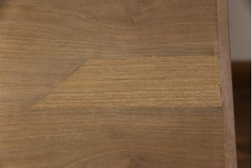 テーブルを使いやすくリメイク!天板を剥離し色ムラを取り除いて埋木。収納棚を撤去し、新たに脚を取り付け。