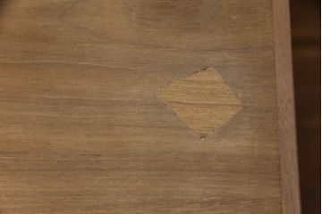 テーブルを使いやすくリメイク!天板を剥離し色ムラを取り除いて埋木。収納棚を撤去し、新たに脚を取り付け。