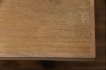 テーブルを使いやすくリメイク!天板を剥離し色ムラを取り除いて埋木。収納棚を撤去し、新たに脚を取り付け。