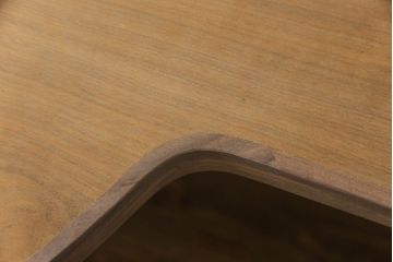 テーブルを使いやすくリメイク!天板を剥離し色ムラを取り除いて埋木。収納棚を撤去し、新たに脚を取り付け。