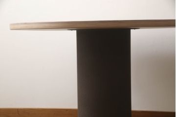 テーブルを使いやすくリメイク!天板を剥離し色ムラを取り除いて埋木。収納棚を撤去し、新たに脚を取り付け。