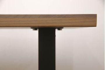 テーブルを使いやすくリメイク!天板を剥離し色ムラを取り除いて埋木。収納棚を撤去し、新たに脚を取り付け。