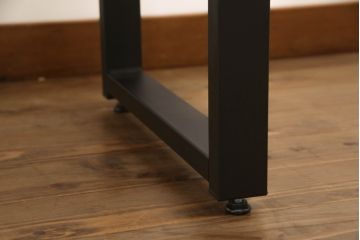 テーブルを使いやすくリメイク!天板を剥離し色ムラを取り除いて埋木。収納棚を撤去し、新たに脚を取り付け。