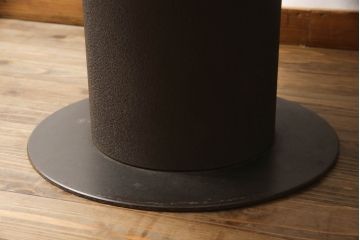 テーブルを使いやすくリメイク!天板を剥離し色ムラを取り除いて埋木。収納棚を撤去し、新たに脚を取り付け。