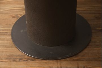 テーブルを使いやすくリメイク!天板を剥離し色ムラを取り除いて埋木。収納棚を撤去し、新たに脚を取り付け。